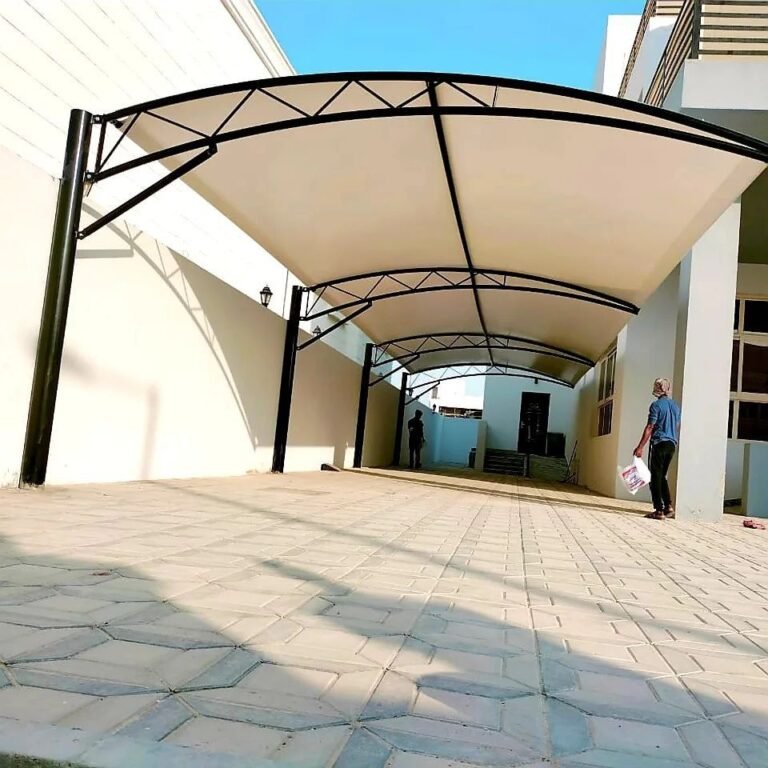 مظلات مدارس حديثة في الرياض توفر حماية من الشمس والأمطار