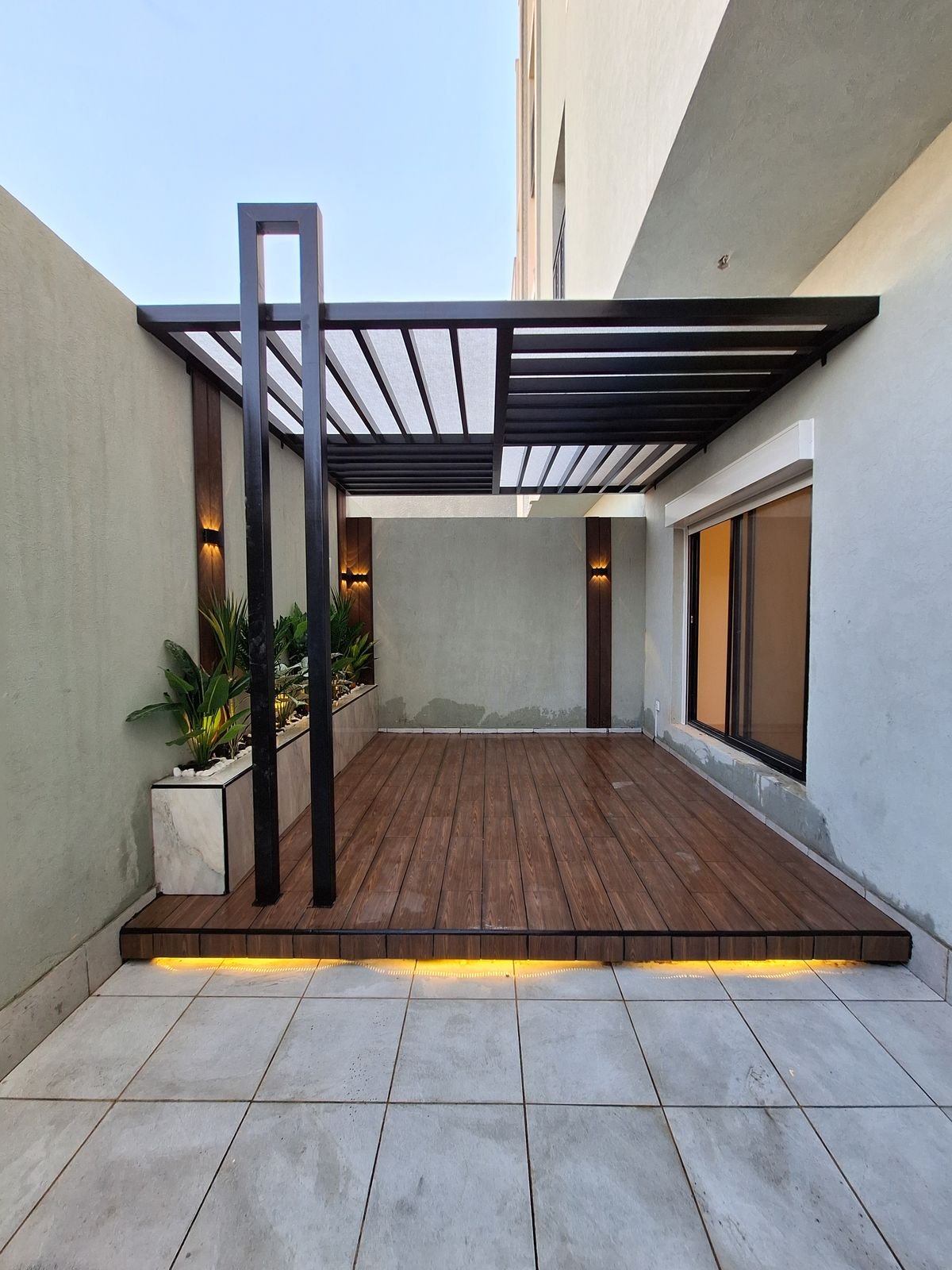 جلسة مظللة في حديقة منزلية