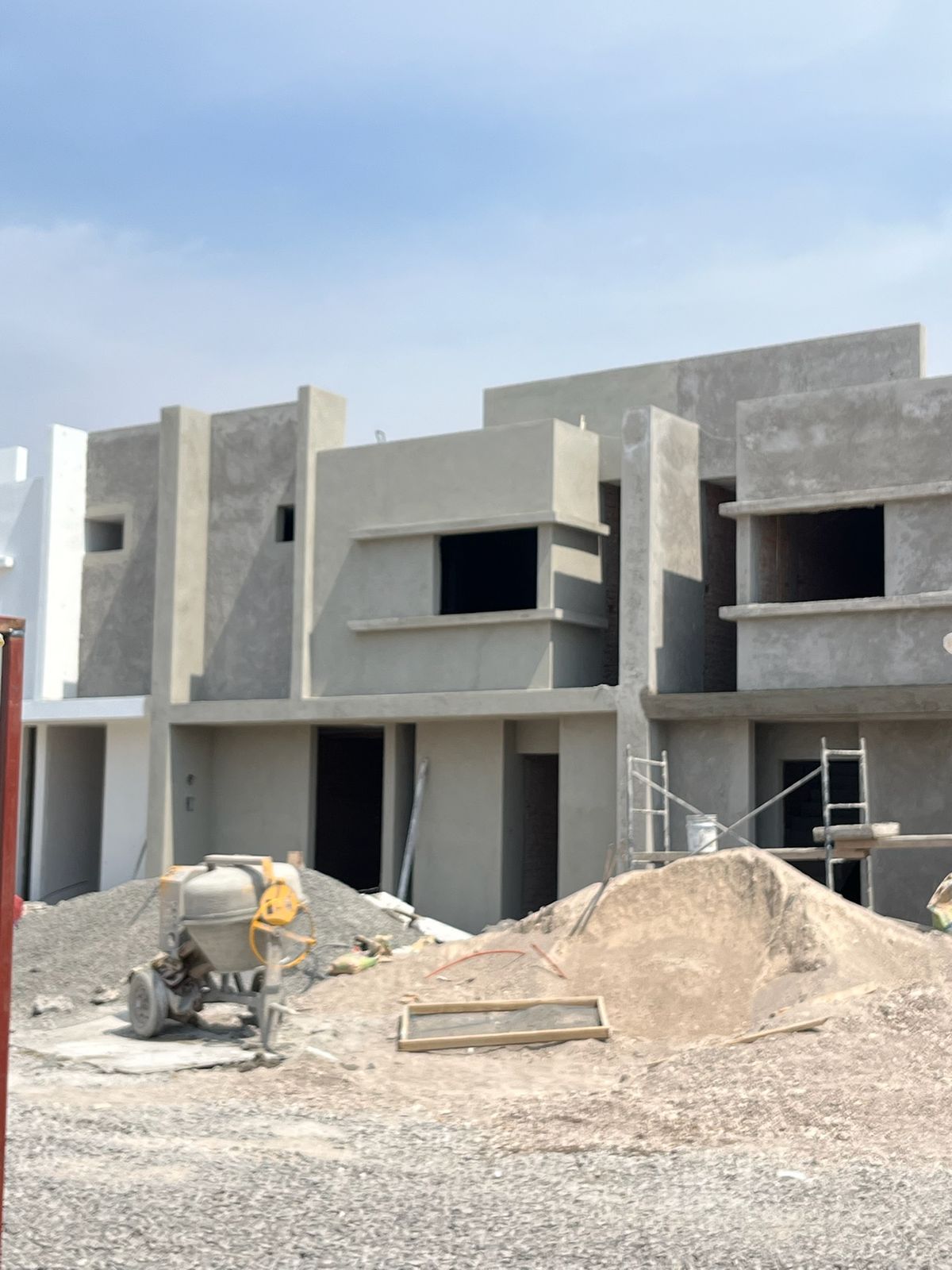 معدات حفر ورفع تابعة لشركات المقاولات العامة